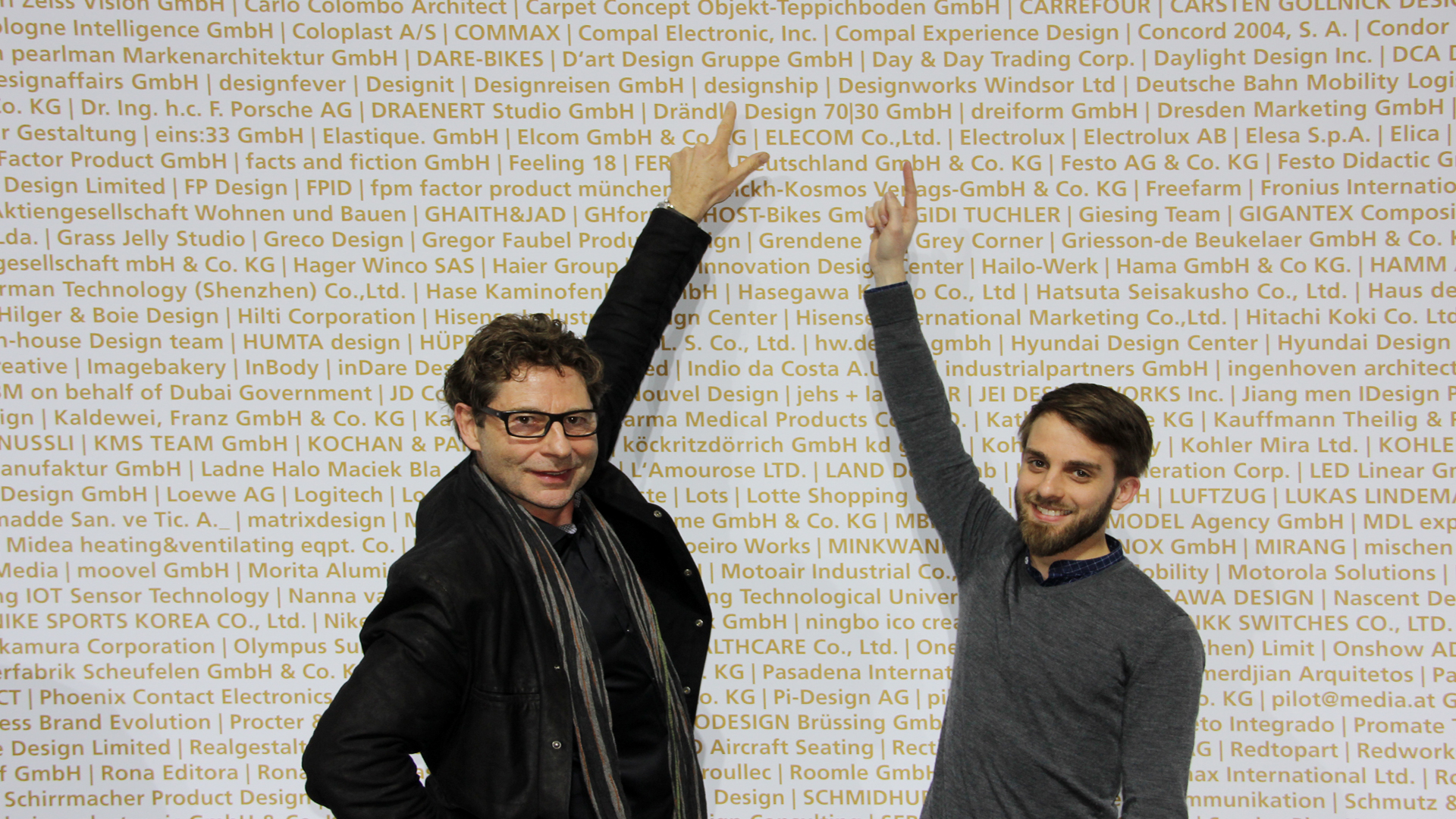 Thomas Starczewski (Designer und Gründer) und Piero Horn von designship zeigen auf den Schriftzug auf der Gewinner-Wand. Das Designer Team von designship darf gleich zwei Auszeichnungen in der BMW Welt München entgegennehmen. BMW Welt München - Messe - iF Product Design Award 2015 - best of the best - Designpreis - designship GmbH - Produktdesign - Industriedesign - Interfacedesign - iF world design index - Top 25 Industry - Top 100 design studios worldwide - we love design