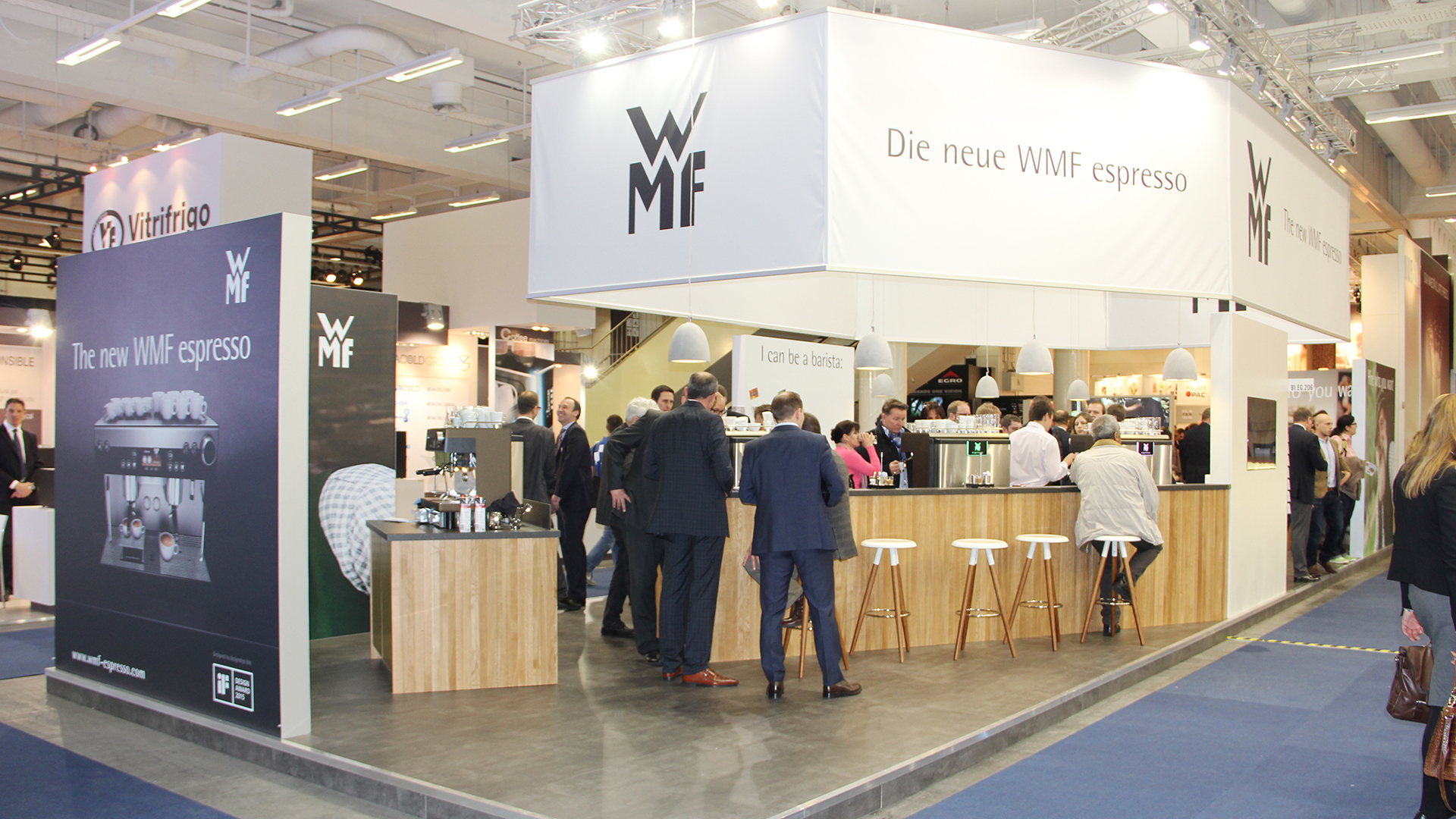 WMF präsentiert auf der Internorga 2015, losgelöst vom Haupt-Messestand , die neuen WMF espresso Halbautomat. Die Messebesucher können sich, serviert an einer langen Holztheke, einen direkten Eindruck des professionellen Halbautomaten machen. red dot award 2015 - best of the best - Designpreis - designship GmbH - Produktdesign - Industriedesign - Interfacedesign - iF world design index - Top 25 Industry - Top 100 design studios worldwide - we love design