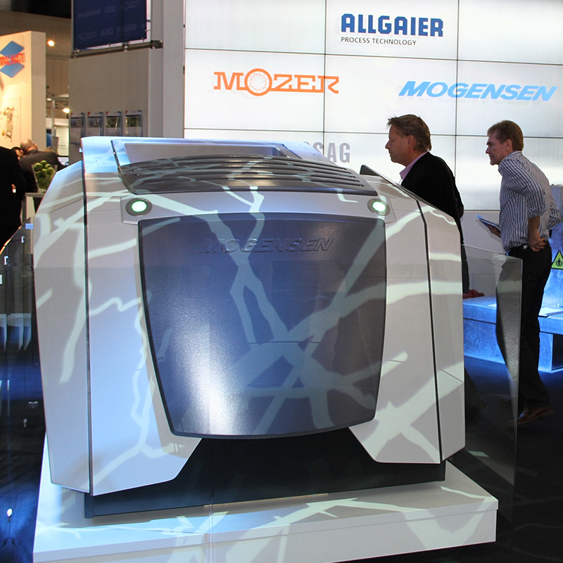 Auf dem Messestand der Firma Mogensen GmbH & Co. KG und Allgaier-Group wird die neue Glas Recycling Anlage MSORT präsentiert. Bespielt mit stimmungsvollen Glasstrukturen und Silhouetten wird die Anlage in Szene gesetzt. Gestaltet wurde die Anlage von desighship GmbH. Glas Tech Düsseldorf - Mogensen - MSORT - Glas Recycling - designship GmbH - Produktdesign - Industriedesign - Maschinendesign - Interfacedesign - iF world design index - Top 25 Industry - Top 100 design studios worldwide - we love design