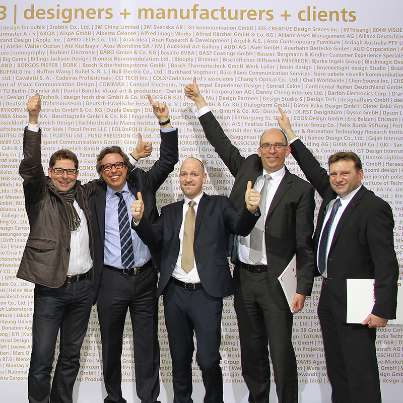 Die Freude ist groß! Thomas Starczewski (Desginer und Gründer) und Michael Fürstenberg von designship GmbH bejubeln zusammen mit dem AL-KO Team die Auszeichnung des AL-KO Kotflügel-Systems mit dem iF Product Design Award 2013. Über ihren Köpfen prangert der Schriftzug designship GmbH auf der Award-Tafel. iF Product Design Award 2013 - Preisverleihung - AL-KO - designship GmbH - Produktdesign - Industriedesign - Maschinendesign - Interfacedesign - iF world design index - Top 25 Industry - Top 100 design studios worldwide - we love design