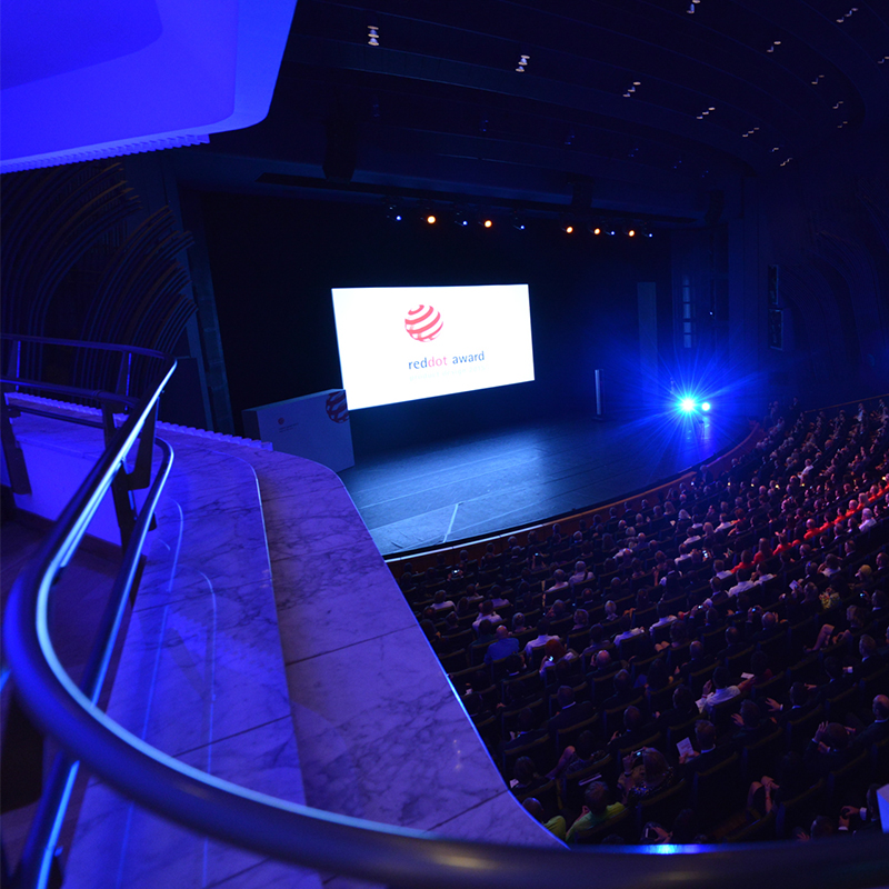 Blaues Licht durchstrahlt das Aalto Theater Essen - die red dot Gala 2015 ist eröffnet und die Preisverleigung kann starten. designship GmbH wird abermals mit zwei heiß begehrten Designpreisen ausgezeichent. Der "red dot award - best of the best" bekommt das neue Design der WMF espresso, der Schuler Crossbar Roboter 4.0 erhält ebenfalls einen "red dot Design Award" für herausragendes Design. red dot award 2015 - Gala - best of the best - Designpreis - designship GmbH - Produktdesign - Industriedesign - Interfacedesign - iF world design index - Top 25 Industry - Top 100 design studios worldwide - we love design