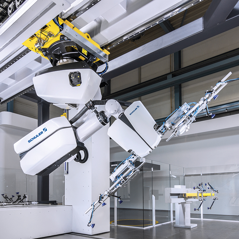 The Schuler Crossbar Robot 4.0 hangs impressively on a portal tour in the Schuler Group's presentation hall. The design of the high-tech robot developed by designship GmbH is shown in clear, function-oriented surfaces that create contrast and orientation with an interplay of dark and white surfaces. Precise alignment and cuts in the surfaces describe the high quality and precision of the industrial robot. Schuler Group - designship GmbH - product design - industrial design - machine design - interface design - iF world design index - Top 25 Industry - Top 100 design studios worldwide - we love design