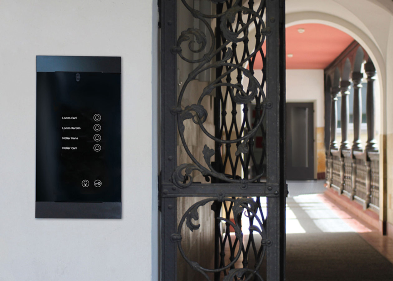 Edles und zeitloses Design der Türsprechstelle RESIDIUM von Callom Das von designship GmbH entwickelte und mit dem Focus Open Silver Award ausgezeichnete Design der Türsprechanlage zeigt sich zeitlos und edel. Ob moderne Architektur oder historisches Gebäude, die innovative Türsprechstelle RESIDIUM bietet High Tech auf kleinstem Raum. Callom - Sicherheitssystem - Türsprechanlage - Focus Open Silver Award 2016 - designship GmbH - Produktdesign - Industriedesign - Maschinendesign - Interfacedesign - iF world design index - Top 25 Industry - Top 100 design studios worldwide - we love design