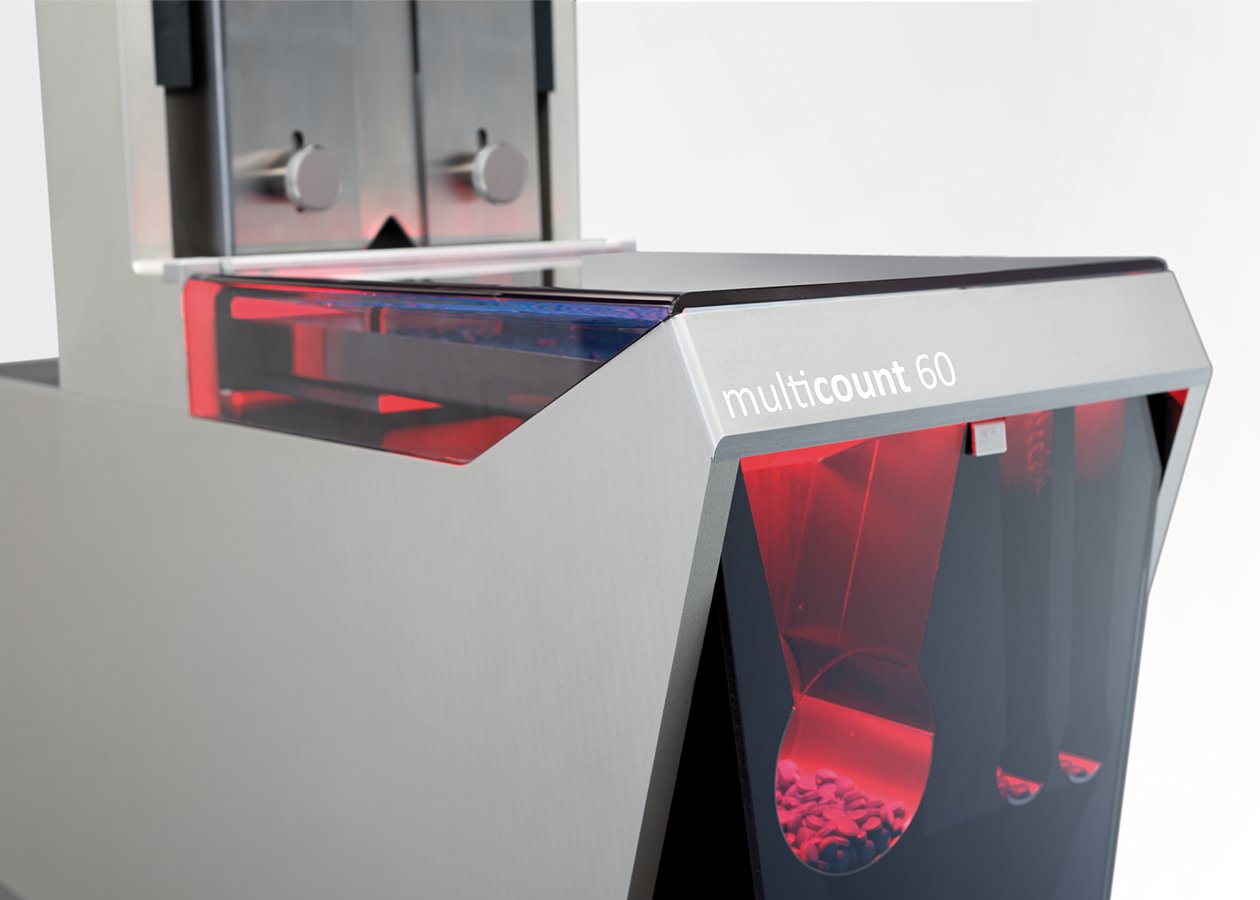 designship GmbH entwickelt technisches Maschinendesign der Tablettenzählmaschine multicount60, dass durch Einsatz von Alu und Edelstahl ein herstellungstechnisch optimierte, formal minimierte Designkonzept aufweist. Das herstellungstechnisch optimierte, formal minimierte Designkonzept und der Einsatz von Alu und Edelstahl schafft Hygiene und visualisiert Qualität und Präzision. Die sich zum Produktauslass hin, bewusst verjüngende Form, kommuniziert Produktfluss. Der Schaltschrank in Form einer Säule bildet mit dem Zählkopf eine formale Einheit. Das technische Maschinendesign der Collischan multicount60 besticht durch schlichte und präzise Formensprache! Collischan - iF Product Design Award 2015 - Designpreis - designship GmbH - Produktdesign - Industriedesign - Maschinendesign - Interfacedesign - iF world design index - Top 25 Industry - Top 100 design studios worldwide - we love design