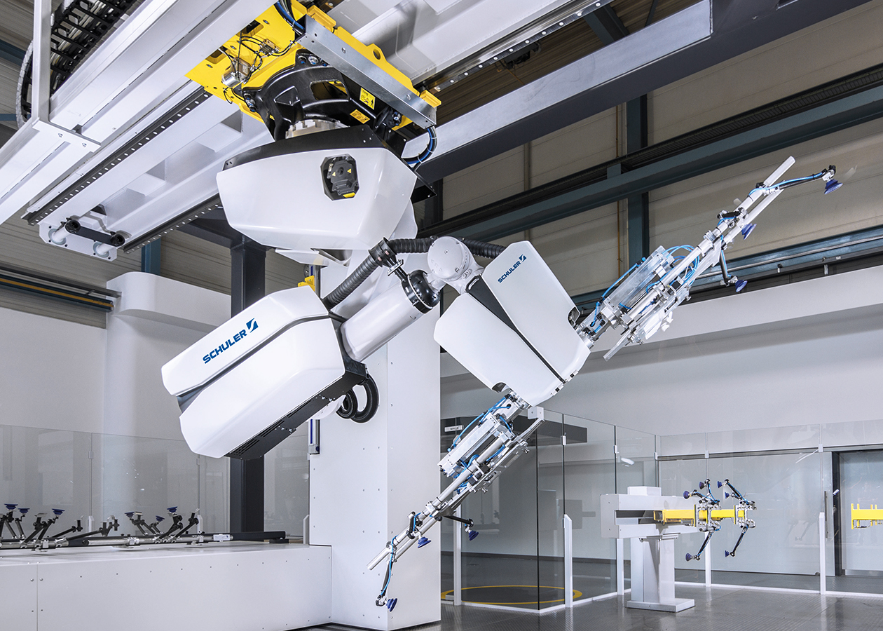 The Schuler Crossbar Robot 4.0 hangs impressively on a portal tour in the Schuler Group's presentation hall. The design of the high-tech robot developed by designship GmbH is shown in clear, function-oriented surfaces that create contrast and orientation with an interplay of dark and white surfaces. Precise alignment and cuts in the surfaces describe the high quality and precision of the industrial robot. Schuler Group - designship GmbH - product design - industrial design - machine design - interface design - iF world design index - Top 25 Industry - Top 100 design studios worldwide - we love design