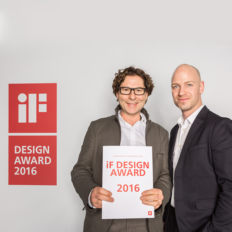 Thomas Starczewski (Designer und Gründer) und Michael Fürstenberg von designship GmbH nehmen gleich zwei iF Product Design Awards entgegen. iF Product Design Award 2016 - Designpreis - designship GmbH - Produktdesign - Industriedesign - Interfacedesign - iF world design index - Top 25 Industry - Top 100 design studios worldwide - we love design