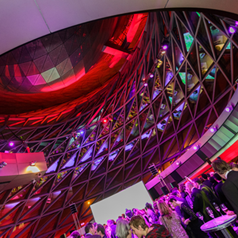 Rotes Licht durchstrahlt das gedrehte Schnecken-Gewölbe der BMW Welt Halle. Geschwätziges Treiben und große Spannung vor der Verkündung der diesjährigen Preisträger des iF Design Awards 2013. designship erhält den iF Product Design Award für das AL-KO Kotflügel-System für Pkw-Anhänger. iF Product Design Award 2013 - Preisverleihung - AL-KO - designship GmbH - Produktdesign - Industriedesign - Maschinendesign - Interfacedesign - iF world design index - Top 25 Industry - Top 100 design studios worldwide - we love design