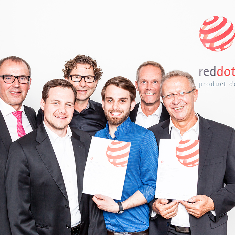 Thomas Starczewski (Designer und Gründer) und Piero Horn von designship GmbH nehmen zusammen mit dem Schuler Group Team den heiß begehreten "red dot award - best of the best" Designpreis entgegen. red dot award 2015 - Gala - best of the best - Designpreis - designship GmbH - Produktdesign - Industriedesign - Interfacedesign - iF world design index - Top 25 Industry - Top 100 design studios worldwide - we love design