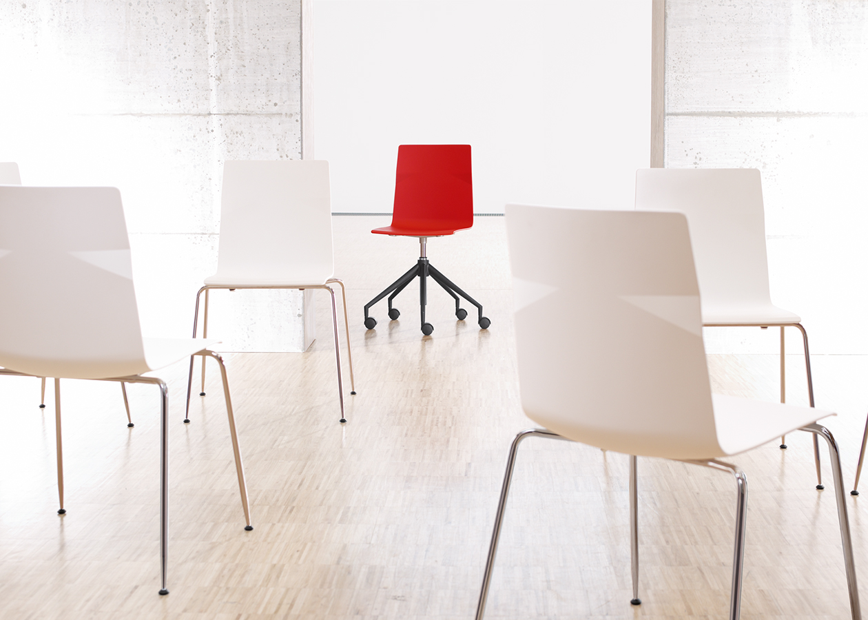 "meet chair" gestaltet von Thomas Starczewski Zwei ergonomisch optimierte und unterschiedlich stark gebogene Flächen fließen zusammen, bilden eine Symbiose und schaffen die charakteristische Form der Rückenlehne. Thomas Starczewski - Möbeldesign - designship GmbH - Produktdesign - Industriedesign - Maschinendesign - Interfacedesign - iF world design index - Top 25 Industry - Top 100 design studios worldwide - we love design